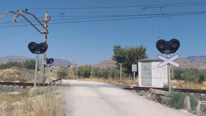 Adif licita construir un vial superior para eliminar el paso a nivel entre Alicante y Agost por dos millones de euros