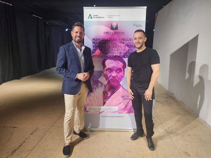 El delegado de Cultura y Deporte de la Junta en Granada, David Rodríguez, y el bailaor Manuel Liñán