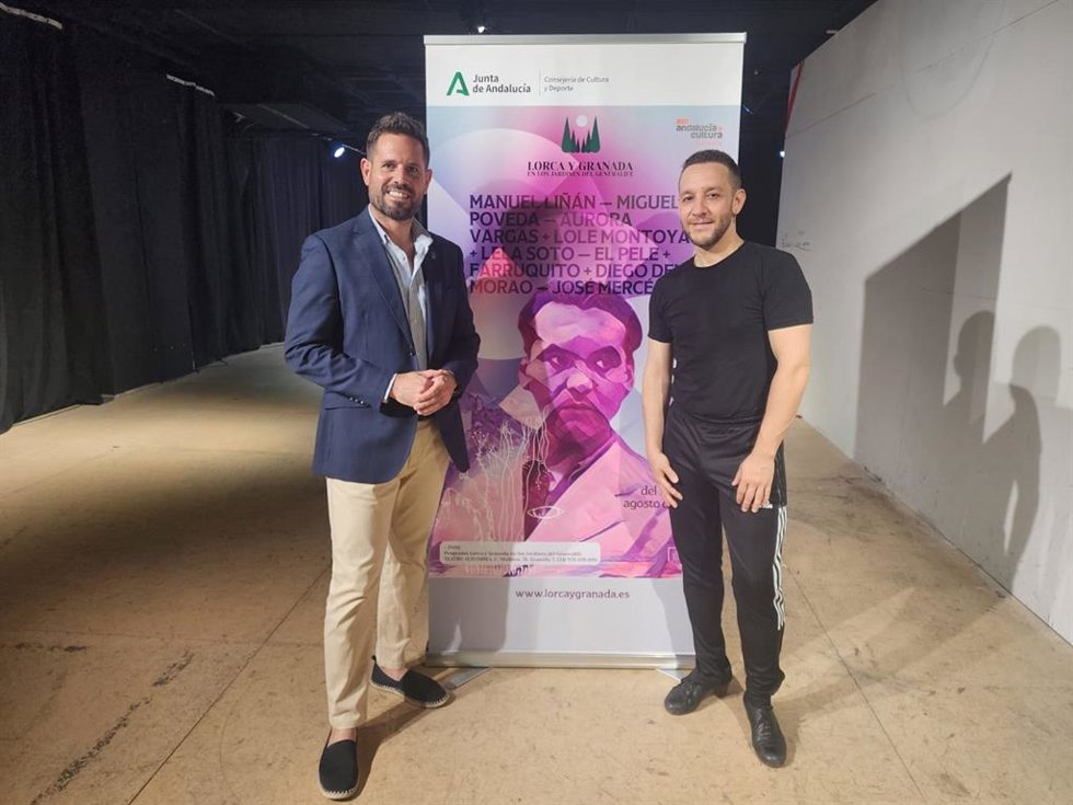 El delegado de Cultura y Deporte de la Junta en Granada, David Rodríguez, y el bailaor Manuel Liñán