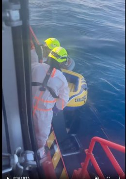 Efectivos de Salvamento Marítimo recogiendo la barca hinchable donde viajaban los inmigrantes rescatados.