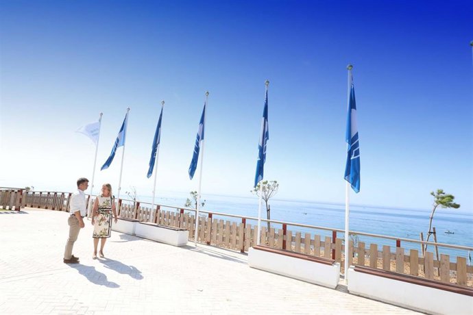 Marbella luce las 12 banderas azules que avalan los servicios y la gestión de playas y puertos