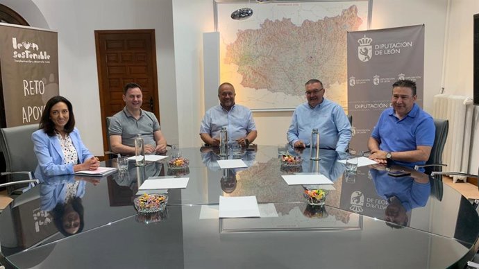 Imagen de la reunión mantenida entre miembros del PSOE y de la UPL en la Diputación de León.