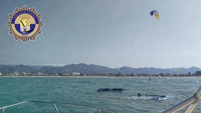 La Policía Local de Dénia (Alicante) rescata a un deportista tras no poder volver a una playa con su tabla de 'windsurf'