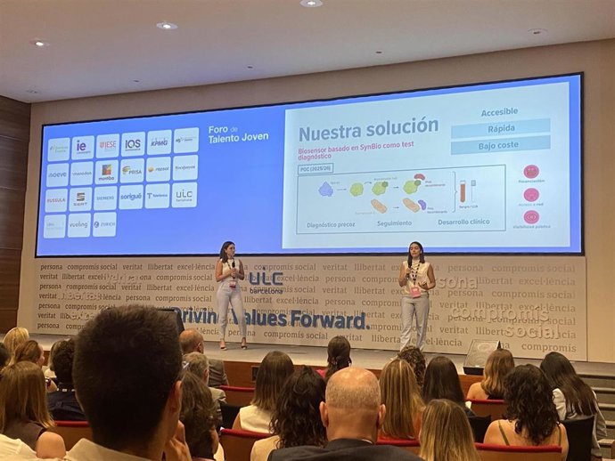 Las estudiantes del grado en Ciencias Biomédicas de UIC Barcelona Estel Gubianes y Estel Massip en el Foro de Talento Joven de la Fundación Princesa de Girona.