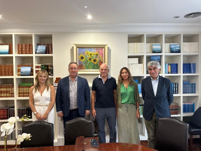 Responsables de la Aisge junto a la familia propietaria de la Sala Yago en la notaría donde se ratificó la compra.