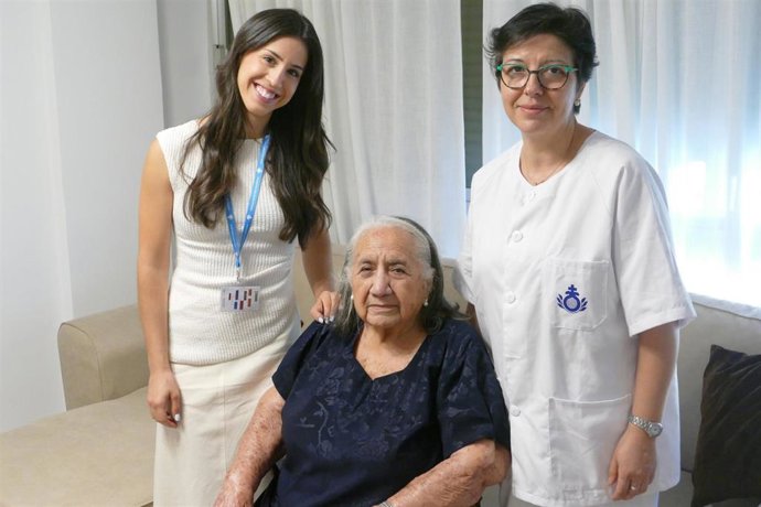 Marta, una de las usuarias de la tercera edición del Programa 'Mayores Cuidados', entre Ana y María.