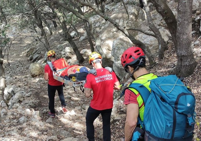Rescatada una mujer tras sufrir una caída en los Cingles de Son Rullan