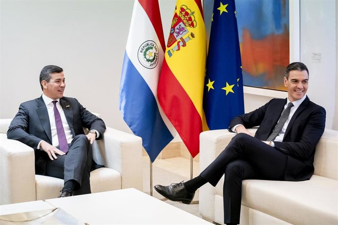 Archivo - El presidente del Gobierno, Pedro Sánchez (d), recibe al presidente de la República de Paraguay, Santiago Peña (i), en el Complejo de la Moncloa, a 28 de febrero de 2024