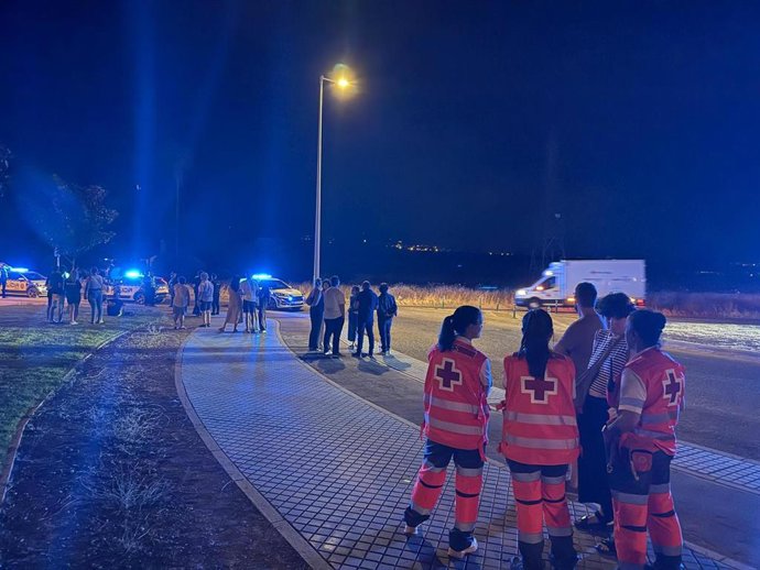 Personal de Cruz Roja y Policía atiende a afectados por el incendio en la Sierra de Córdoba.