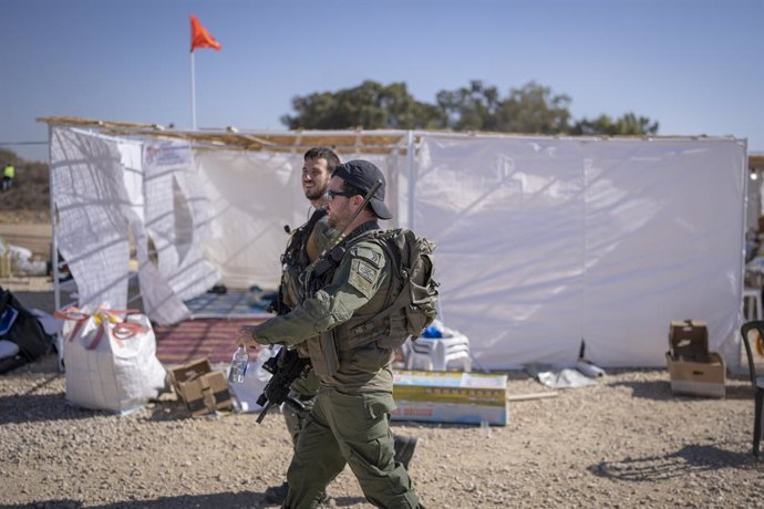 Archivo - 21 October 2024, Israel, Be'eri: Israeli IDF soldiers patrol during a Sukkoth gathering near the border with the Gaza Strip, where far-right activists and members of the Israeli Knesset are holding an event titled 'Preparing to Resettle Gaza.' P