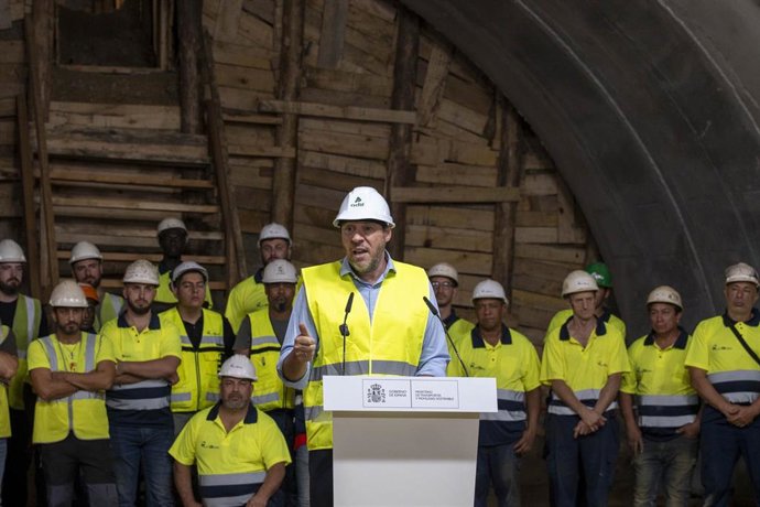 El ministro de Transportes y Movilidad Sostenible, Óscar Puente, durante su intervención en el acto de cale del túnel de Viator (Almería).