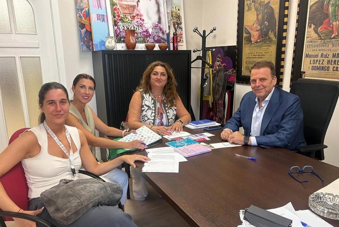 Reunión de las representates de Fakali y Upre Romnja con el concejal Julián Urbano.