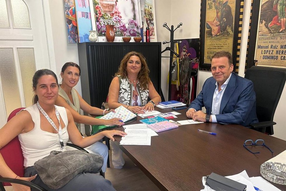 Reunión de las representates de Fakali y Upre Romnja con el concejal Julián Urbano.