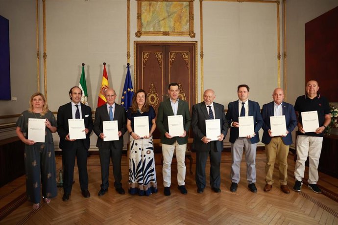 El presidente de la Junta de Andalucía, Juanma Moreno, firma en el Palacio de San Telmo con la patronal y los sindicatos de la Educación Concertada un acuerdo para la mejora de la enseñanza concertada.