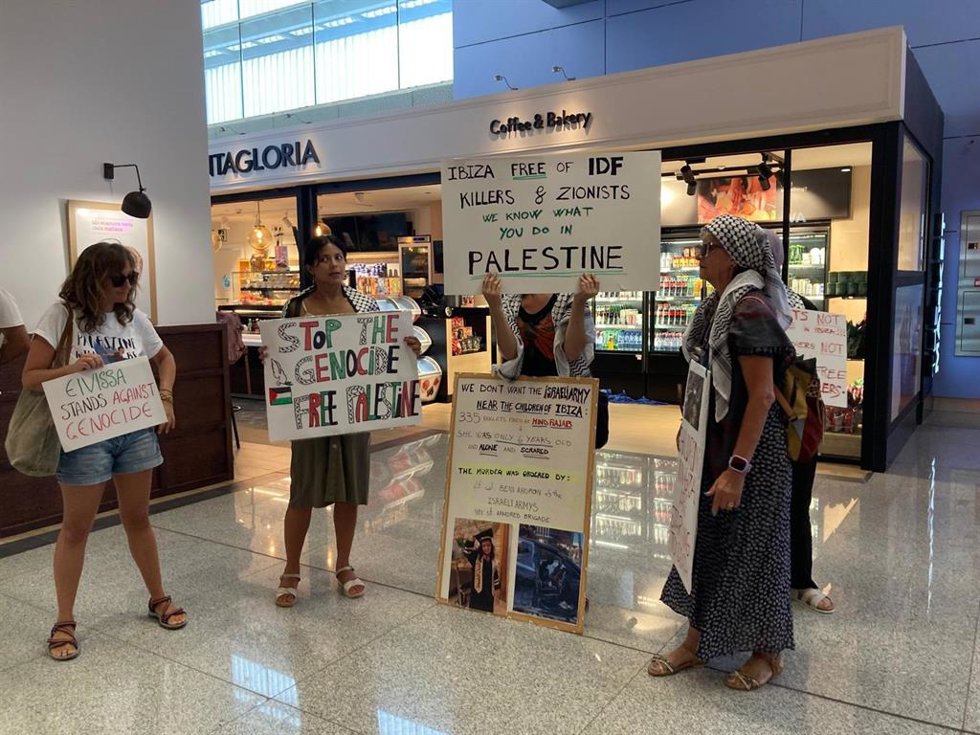 Manifestantes propalestinos en el aeropuerto de Ibiza.