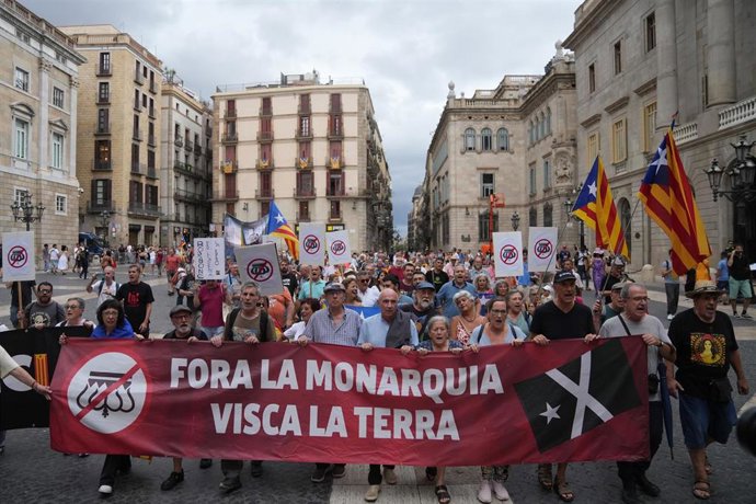 Unas 150 personas protestan en Barcelona contra la visita de los Reyes por los Premios Princesa de Girona.