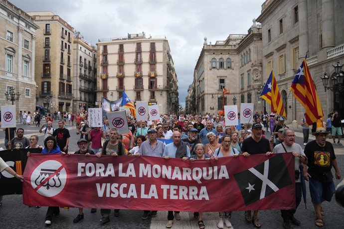 Unes 150 persones protesten a Barcelona contra la visita dels Reis pels Premis Princesa de Girona.