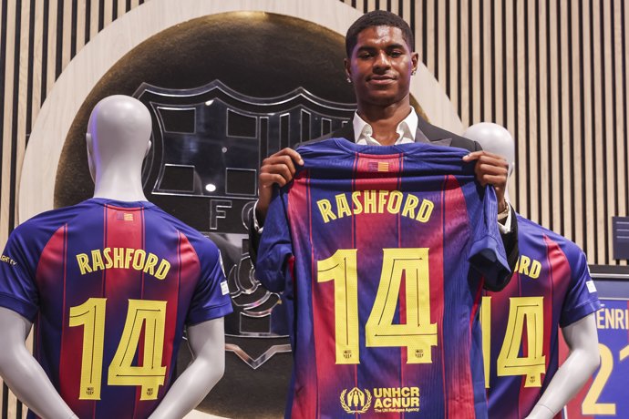 Marcus Rashford posa con el dorsal 14 que lucirá en el FC Barcelona