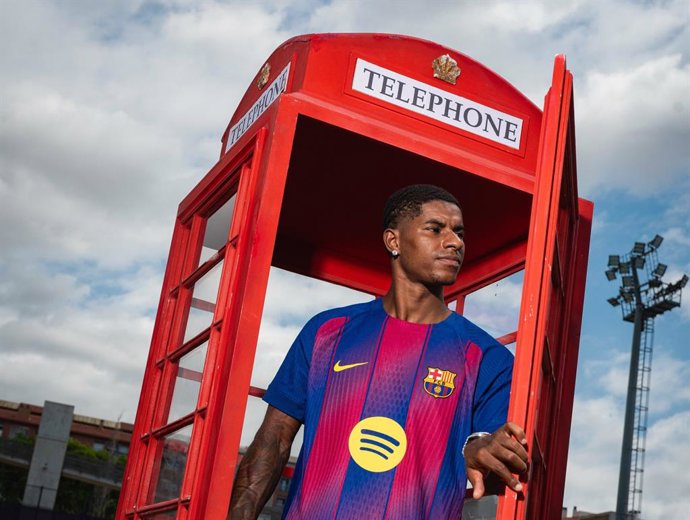 El nuevo jugador del FC Barcelona Marcus Rashford, en una acción publicitaria