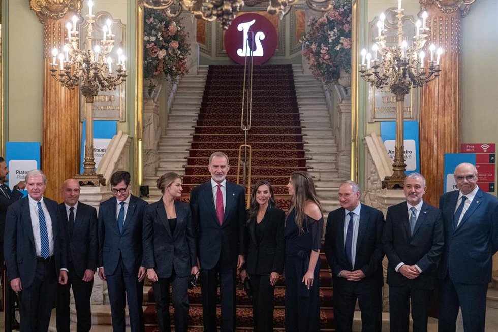 Los Reyes, la Princesa Leonor, la infanta Sofía, el presidente Salvador Illa, el alcalde Jaume Collboni y el ministro Jordi Hereu, entre otras autoridades, antes del inicio de la entrega de los premios en el Liceu