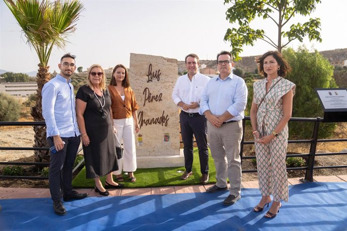 Representantes institucionales y familiares de Luis Pérez Granados posan junto a la placa conmemorativa en el nuevo ramal que lleva su nombre en Albox (Almería).