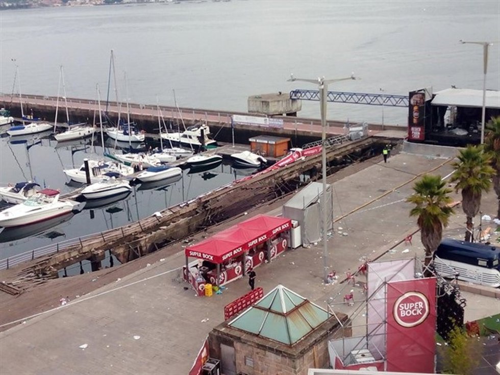Archivo - Pasarela desplomada en Vigo a consecuenica del accidente en el concierto de cierre de O Marisquiño