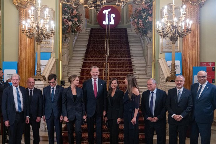 Els Reis, la Princesa Leonor, la infanta Sofia, el president Salvador Illa, l'alcalde Jaume Collboni i el ministre Jordi Hereu, entre altres autoritats, abans de l'inici del lliurament dels premis en el Liceu
