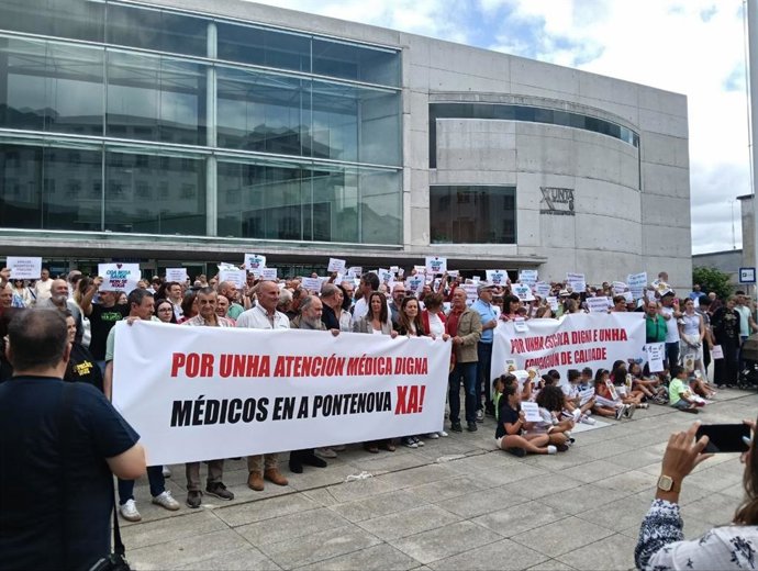 Vecinos de A Pontenova, con su alcalde, Darío Campos, a la cabeza, reclaman ante la Xunta en Lugo, sanidad y educación de calidad.