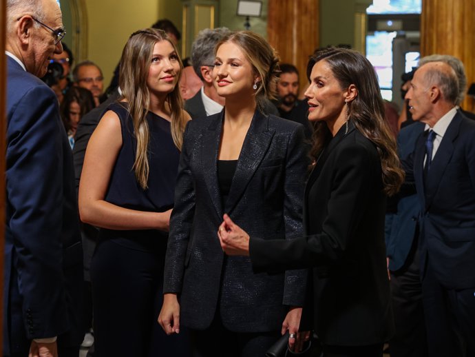 La Reina Letizia y sus hijas brillan con sus estilismos en los Premios  Princesa de Girona 2025