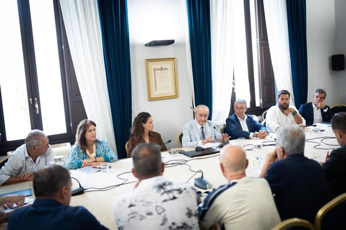 El alcalde de Málaga, Francisco de la Torre, junto al presidente de la Diputación, Francisco Salado, y la secretaria general para el Deporte de la Junta de Andalucía, Isabel Sánchez, han mantenido esta tarde una reunión con el Málaga CF y peñas.