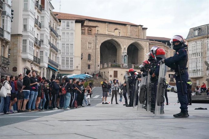Cordón policial en Vitoria durante los incidentes por el intento de desmantelamiento de una acampada no comunicada de GKS