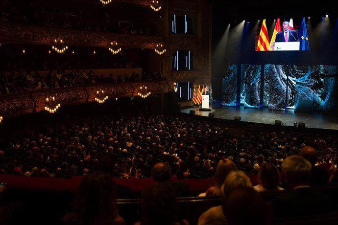 El Rey Felipe VI interviene durante la entrega de los Premios Princesa de Girona 2025 en el Gran Teatre del Liceu, a 23 de julio de 2025, en Barcelona, Cataluña (España). Los nominados son jóvenes con trayectorias destacadas en distintos ámbitos, reconoci