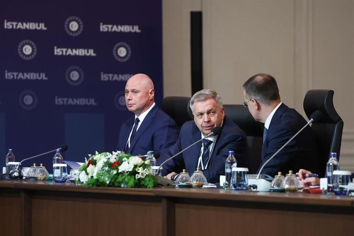 Miembros de la delegación rusa acuden a la tercera ronda de conversaciones de paz con la parte ucraniana en el Palacio Ciragan de Estambul