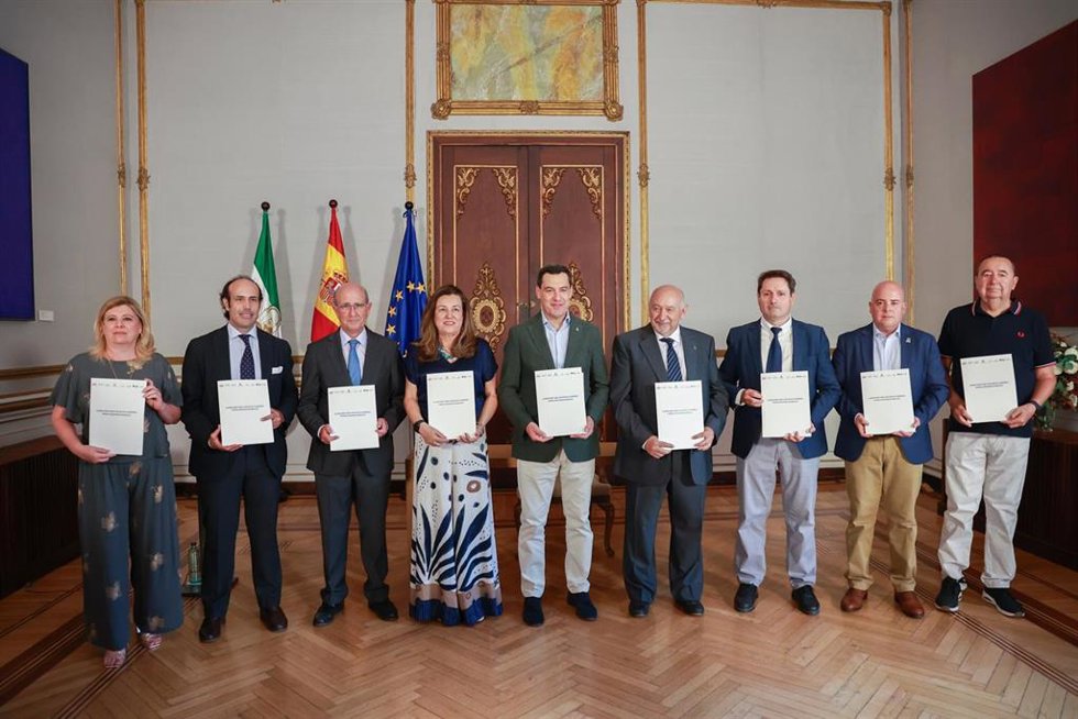El presidente de la Junta de Andalucía, Juanma Moreno, y la consejera de Desarrollo Educativo y FP, María del Carmen Castillo, tras la firma con la patronal y concertadas. A 23 de julio de 2025
