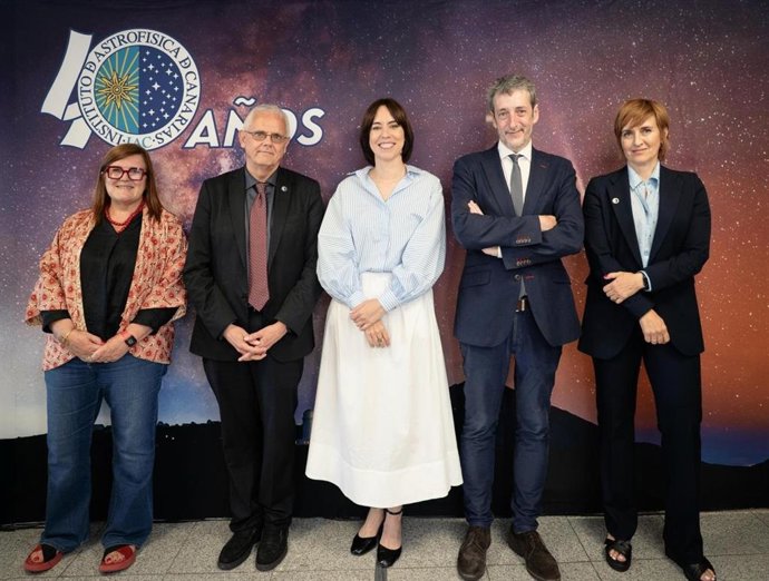 La ministra de Ciencia, Diana Morant (c), en una reunión del Consejo Rector del IAC