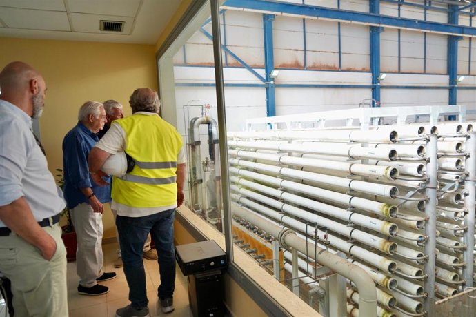 Imbroda en su visita a las instalaciones de la desaladora