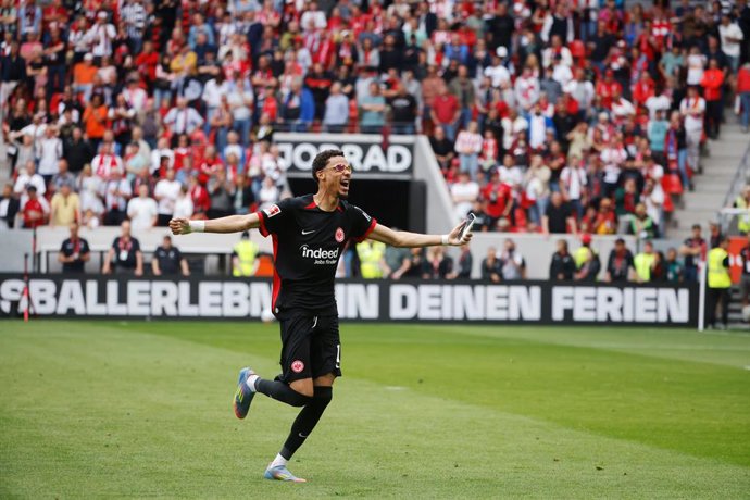 Archivo - FILED - 17 May 2025, Baden-Wuerttemberg, Freiburg im Breisgau: Frankfurt's Hugo Ekitike celebrates scoring German Bundesliga soccer match between SC Freiburg and Eintracht Frankfurt at the Europa-Park Stadium.  Frankfurt's sporting director Mark