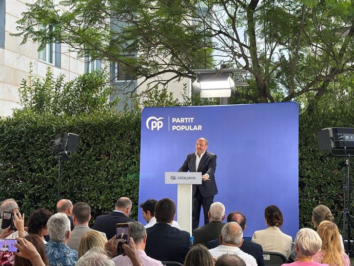 El president del PP a Catalunya, Alejandro Fernández, en un acte del partit a Cornellà de Llobregat (Barcelona) junt amb el secretari general del PP, Miguel Tellado.
