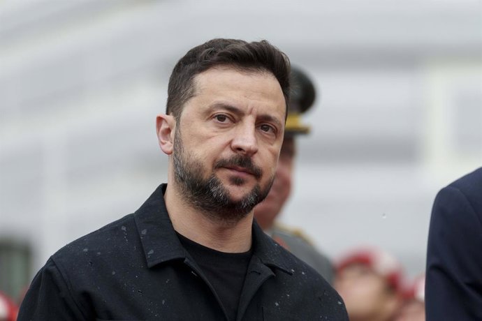 Archivo - June 16, 2025, Vienna, Vienna, Austria: VOLODYMYR ZELENSKYY, President of Ukraine, and his wife OLENA ZELENSKA are welcomed in Vienna by Austrian Federal President ALEXANDER VAN DER BELLEN and his wife DORIS SCHMIDAUER with military honors.,Imag