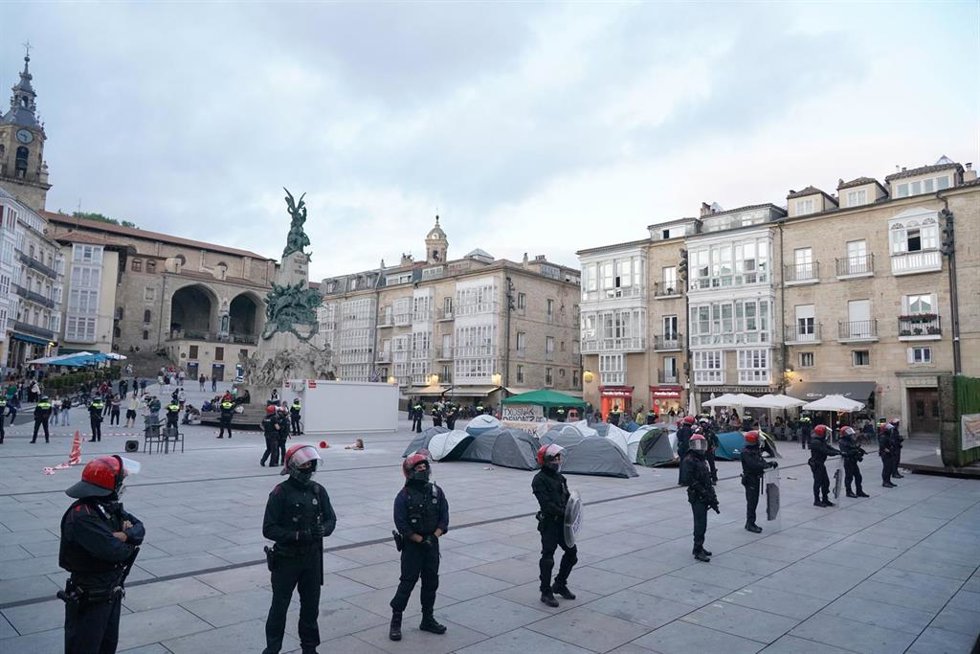Intento de retirada de la acampada de GKS, en la plaza de la Virgen Blanca, a 23 de julio de 2025, en Vitoria-Gasteiz, Álava. 