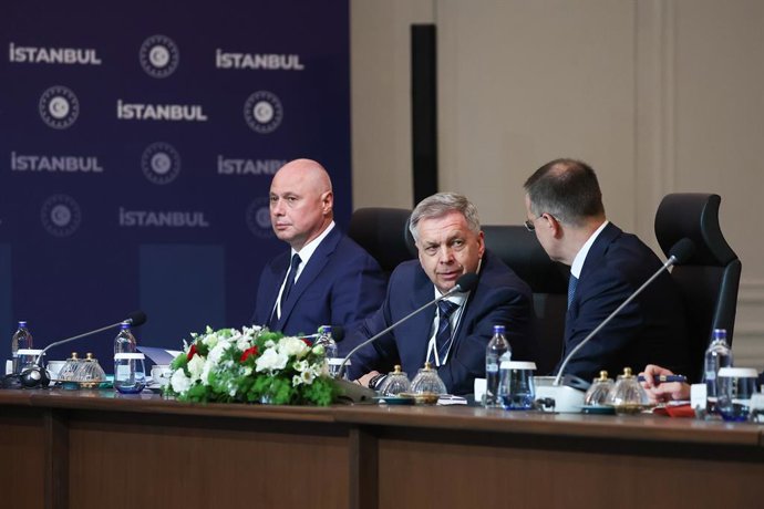 Membros da delegação russa participam da terceira rodada de negociações de paz com o lado ucraniano no Palácio Ciragan, em Istambul.