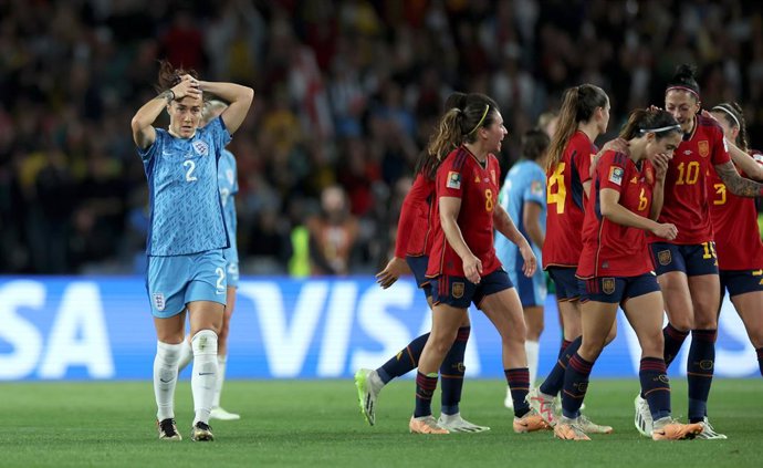 Archivo - Arquivo - 20 de agosto de 2023, Austrália, Sydney: Lucy bronze, da Inglaterra, parece abatida depois que Olga Carmona, da Espanha (não retratada), marca o primeiro gol de sua seleção durante a partida final da Copa do Mundo Feminina da FIFA entr