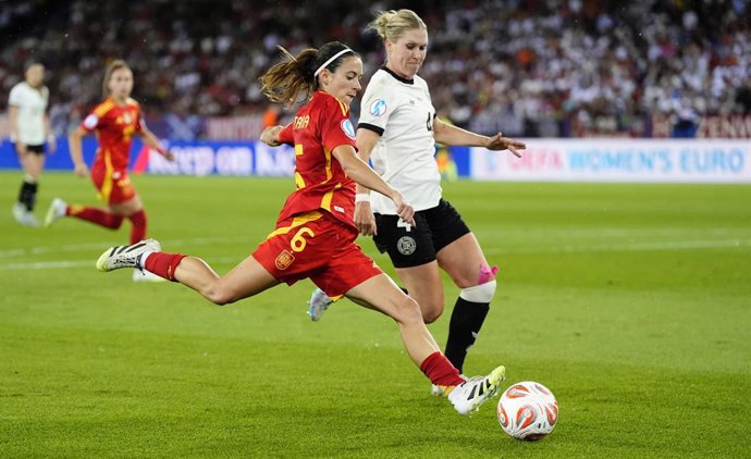 23 de julho de 2025, Suíça, Zurique: Aitana Bonmati, da Espanha, marca o primeiro gol de sua equipe durante a partida de futebol da semifinal da UEFA Women's Euro 2025 entre Alemanha e Espanha no Estádio Letzigrund. Foto: Nick Potts/PA Wire/dpa