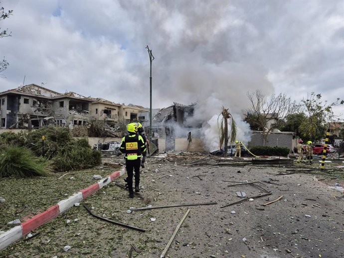 Archivo - Los equipos de emergencias de Israel tras un ataque iraní