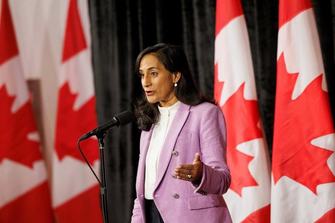 Archivo - August 27, 2024, Halifax, Ns, Canada: Minister Anita Anand speaks to media at the Federal ministers cabinet retreat in Halifax, Tuesday, Aug. 27, 2024.