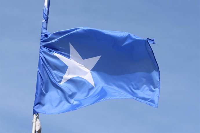 Archivo - June 20, 2025, Saint Petersburg, Russia: The national flag of the Federal Republic of Somalia, fluttering in the wind on a flagpole in Saint Petersburg, Russia.