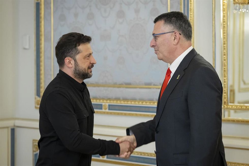 El presidente de Ucrania, Volodimir Zelenski, junto al ministro de Exteriores de Israel, Gideon Saar