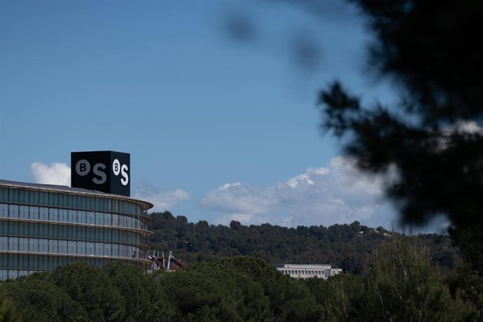Archivo - Exterior de la sede de Banco Sabadell, a 17 de abril de 2025, en Barcelona, Cataluña (España).