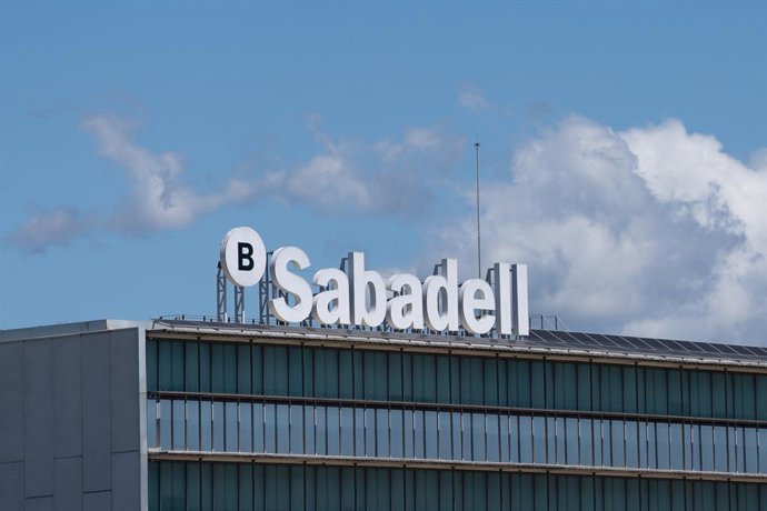 Archivo - Arxiu - Exterior de la seu de Banc Sabadell, a 17 d'abril de 2025, a Barcelona, Catalunya (Espanya).