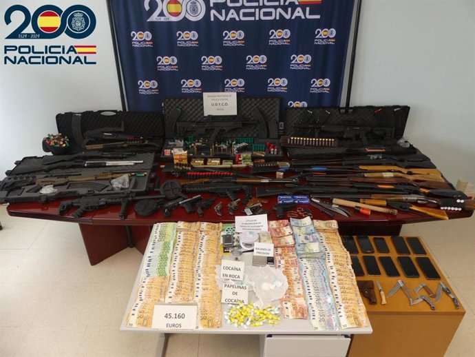 Armas y drogas incautadas por la Policía Nacional en un operativo contra el tráfico de drogas en Ávila